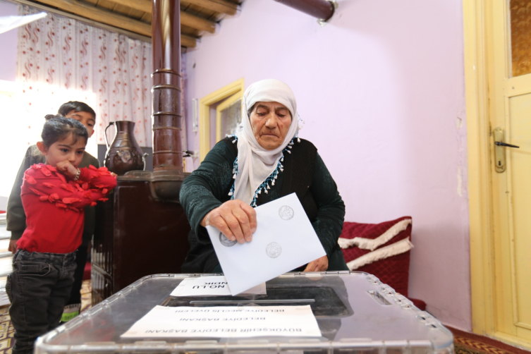 Engelli veya hastalar “seyyar sandık” ile oyunu kullandı